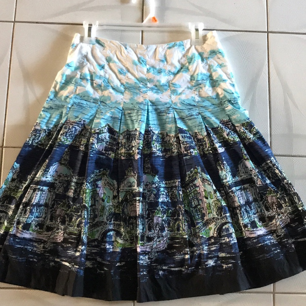 Beautiful skirt, very colorful and light feeling